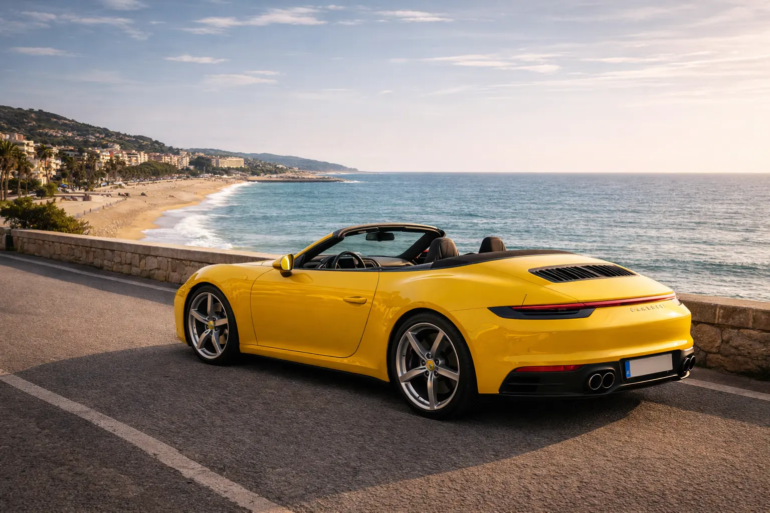 Alquiler coche lujo Maresme — Porsche 911 Cabrio frente al Mediterráneo en el Maresme