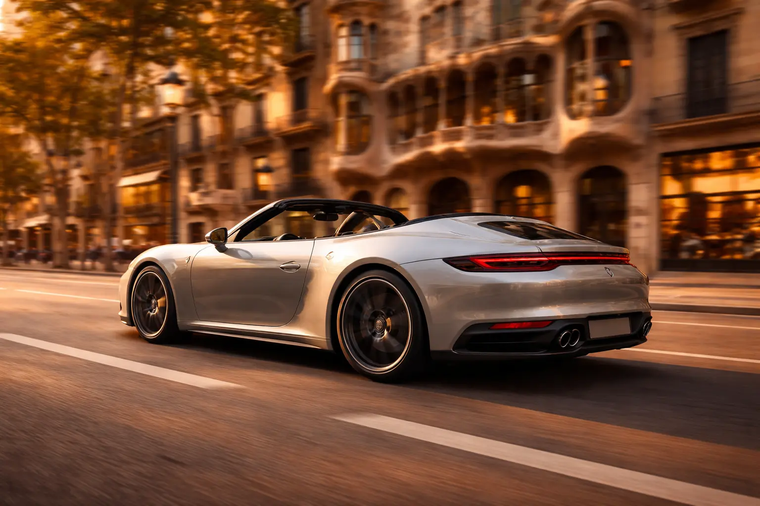 Alquiler coches descapotables Barcelona — Porsche 911 Cabrio capota abierta Paseo de Gracia