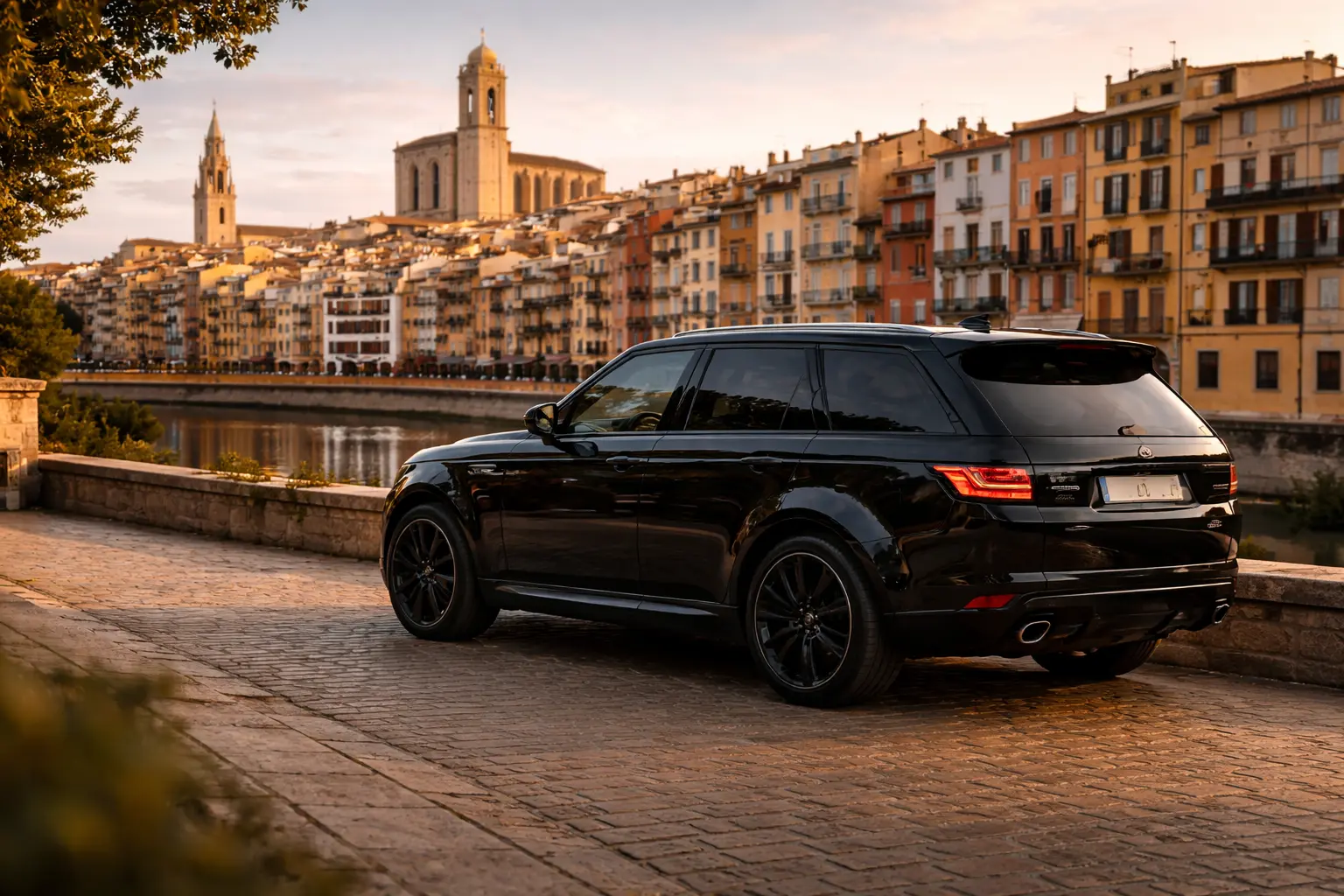 Alquiler Coche Lujo Girona | LC Barcelona Alquiler coche lujo Girona — Range Rover Sport frente al casco antiguo de Girona