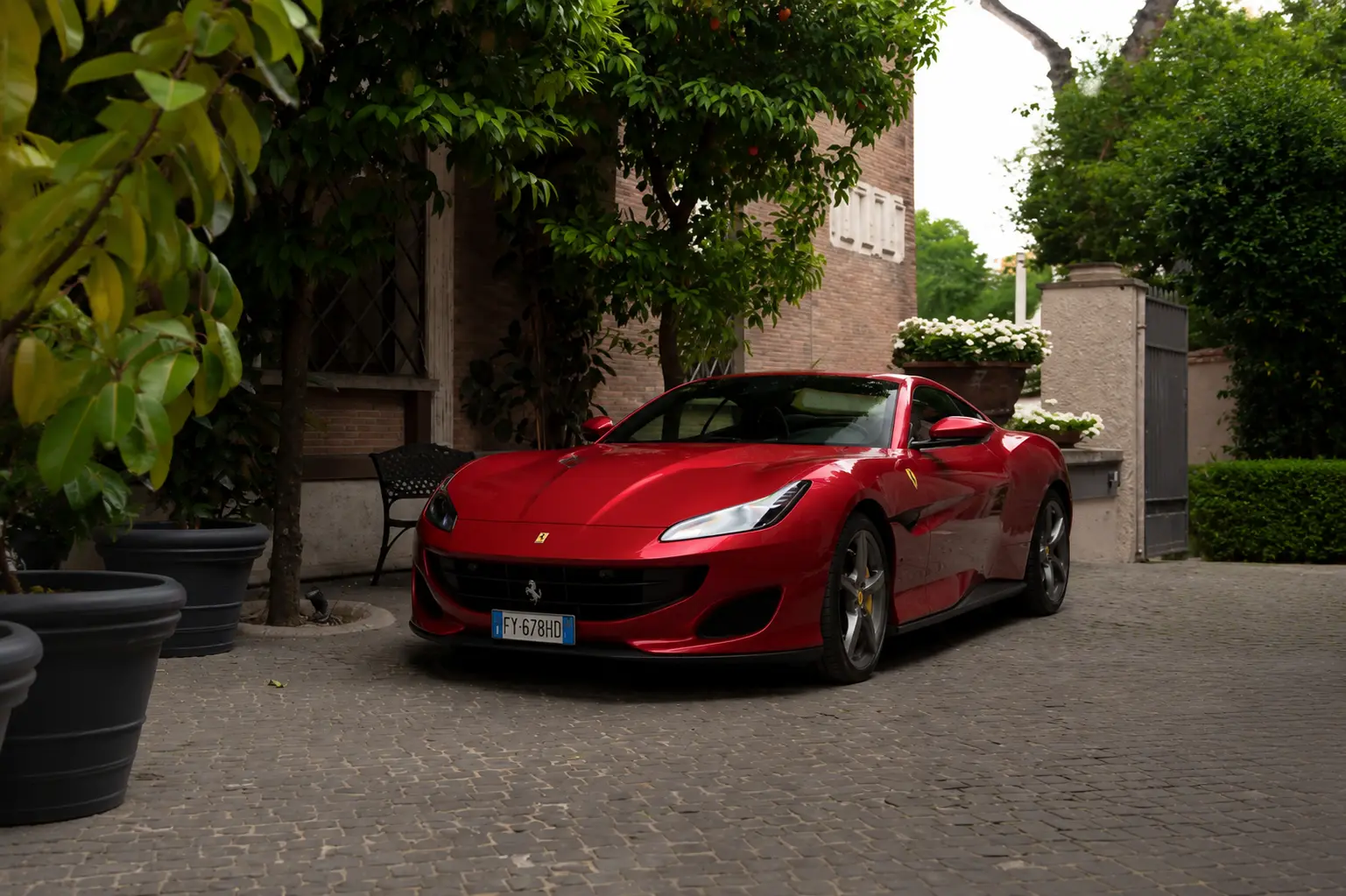 Alquiler de coches de lujo Barcelona 2026 — Ferrari Portofino flota propia